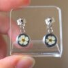 🌼 Petites Boucles d’Oreilles Pendantes Cabochons 8 mm – Spirées Séchées & Fond Noir