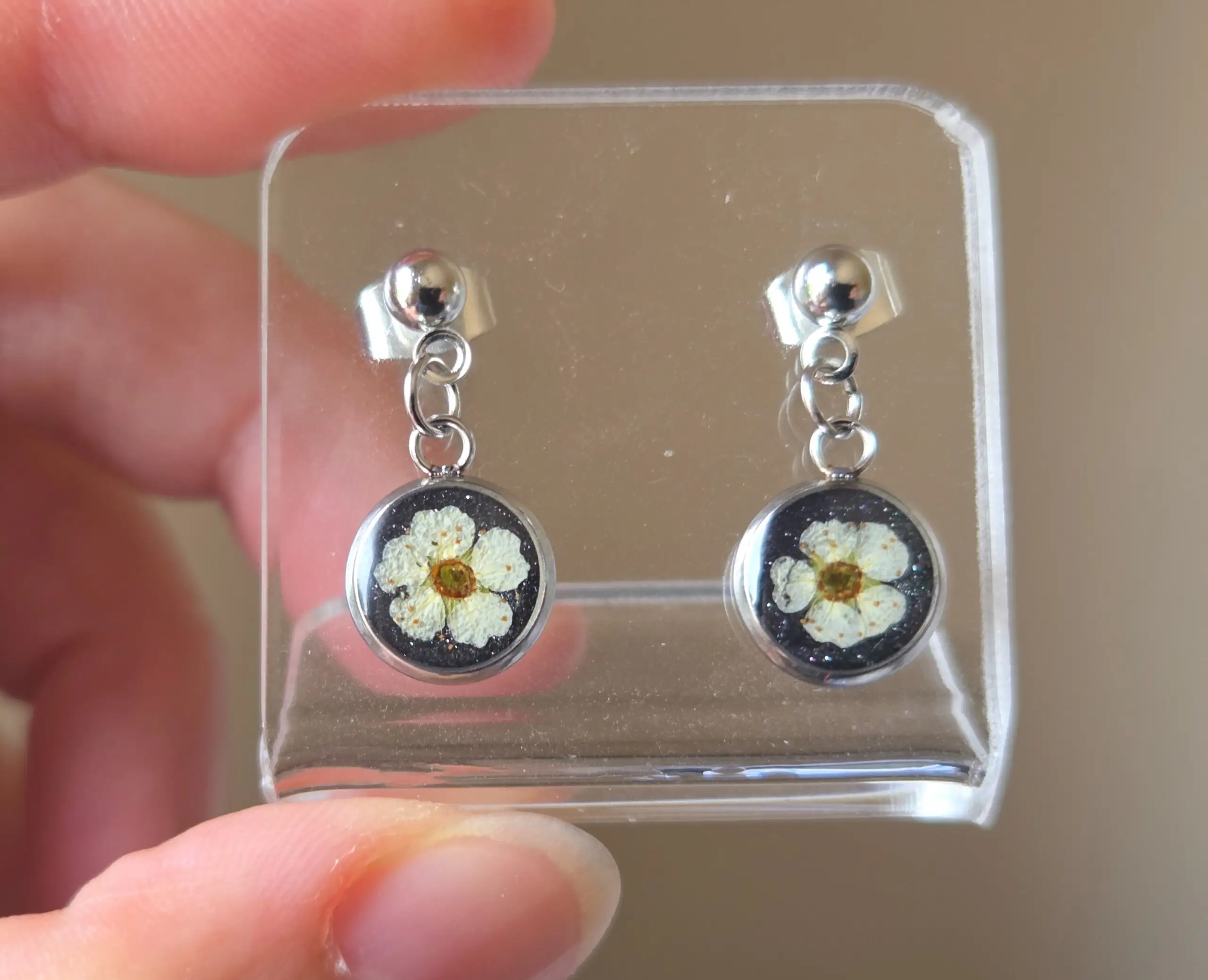 🌼 Petites Boucles d’Oreilles Pendantes Cabochons 8 mm – Spirées Séchées & Fond Noir