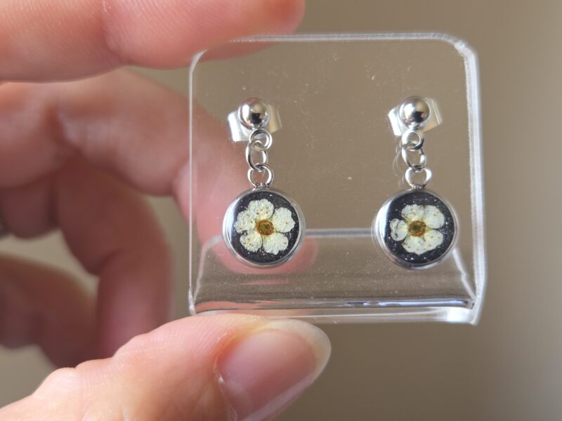 🌼 Petites Boucles d’Oreilles Pendantes Cabochons 8 mm – Spirées Séchées & Fond Noir – Image 2