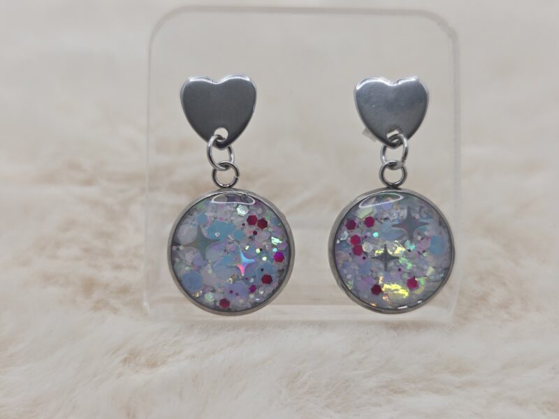 🤍✨ Boucles d’Oreilles Pendantes – Cabochons Blanc & Paillettes | Attaches Cœur – Image 2