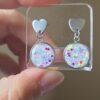 🤍✨ Boucles d’Oreilles Pendantes – Cabochons Blanc & Paillettes | Attaches Cœur