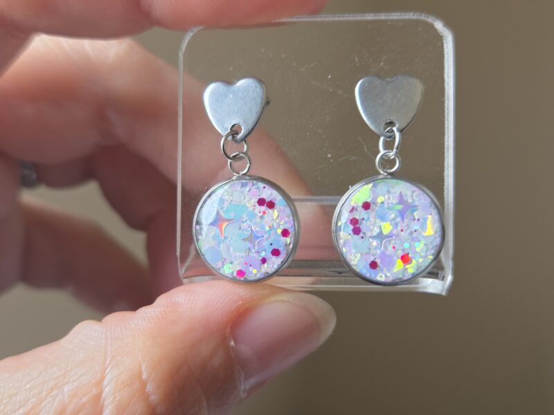 🤍✨ Boucles d’Oreilles Pendantes – Cabochons Blanc & Paillettes | Attaches Cœur