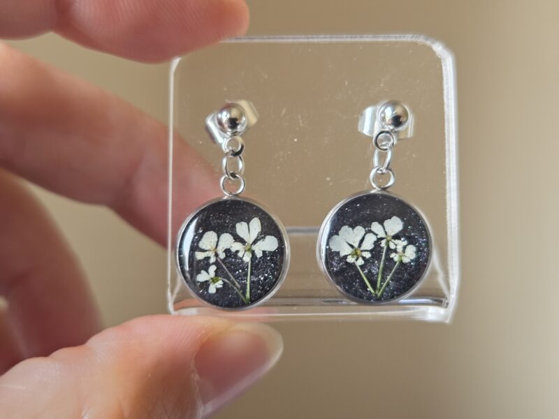 🤍✨ Boucles d’Oreilles Pendantes – Cabochons Fleurs de Carotte Sauvage | Acier Inoxydable