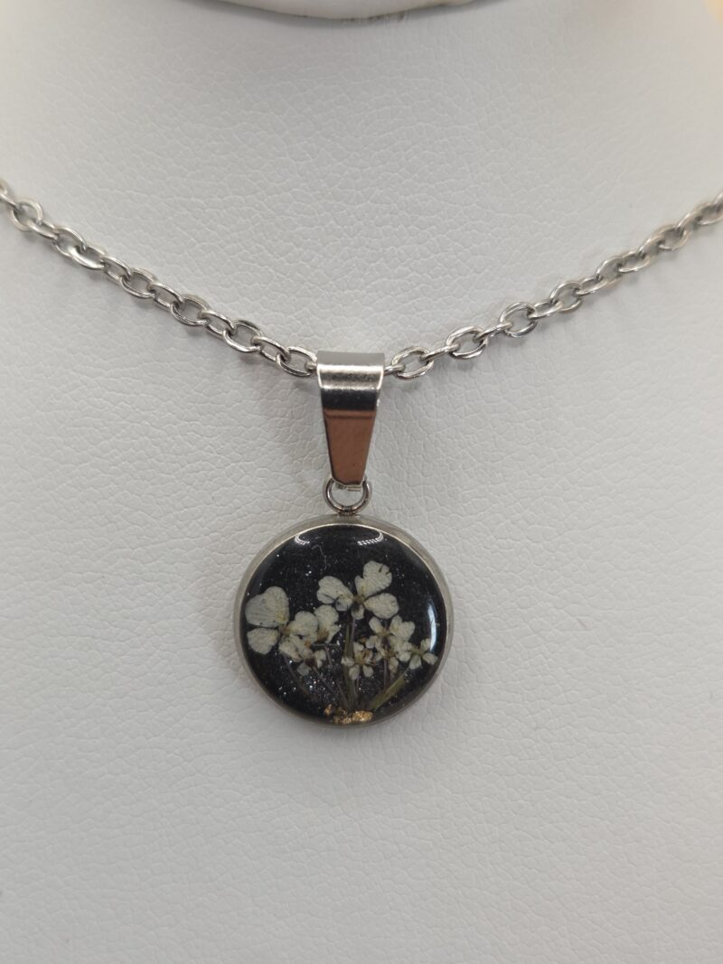 🌼  Pendentif Cabochon " Fleurs de Carotte Sauvage et touche dorée " – Acier Inoxydable – Image 2