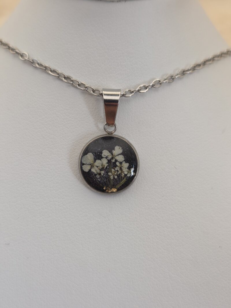 🌼  Pendentif Cabochon " Fleurs de Carotte Sauvage et touche dorée " – Acier Inoxydable
