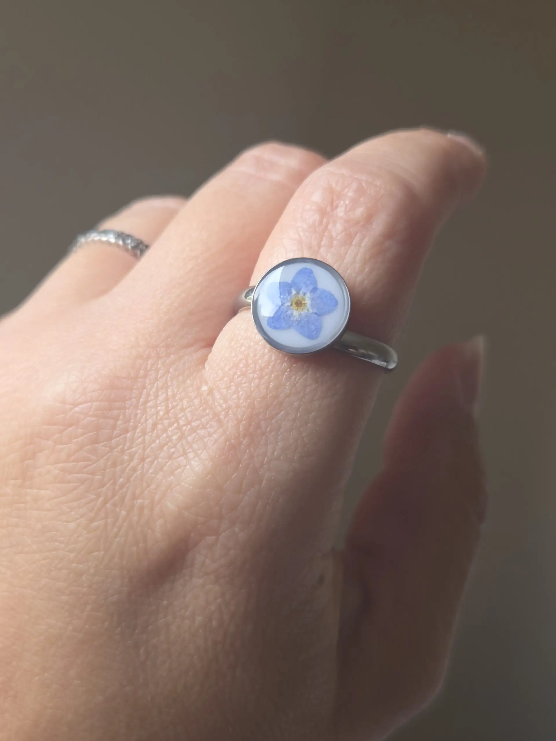🌼 Bague Cabochon Fleur de Myosotis – Acier Inoxydable Réglable – Image 2