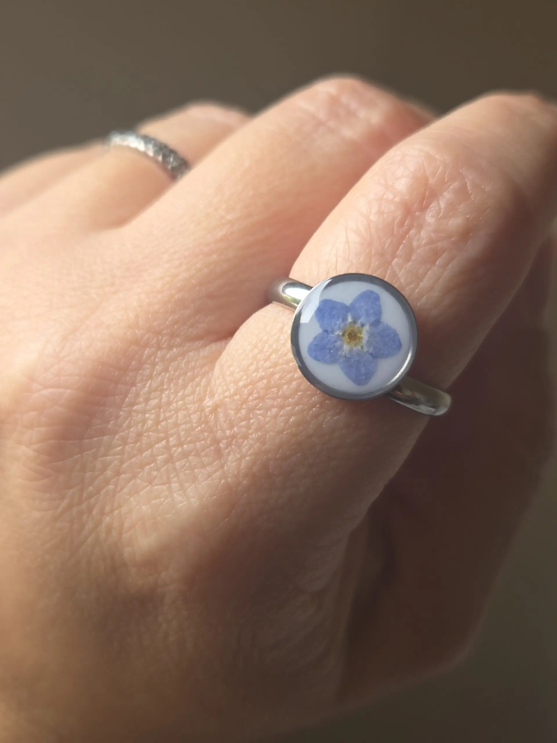 🌼 Bague Cabochon Fleur de Myosotis – Acier Inoxydable Réglable – Image 4