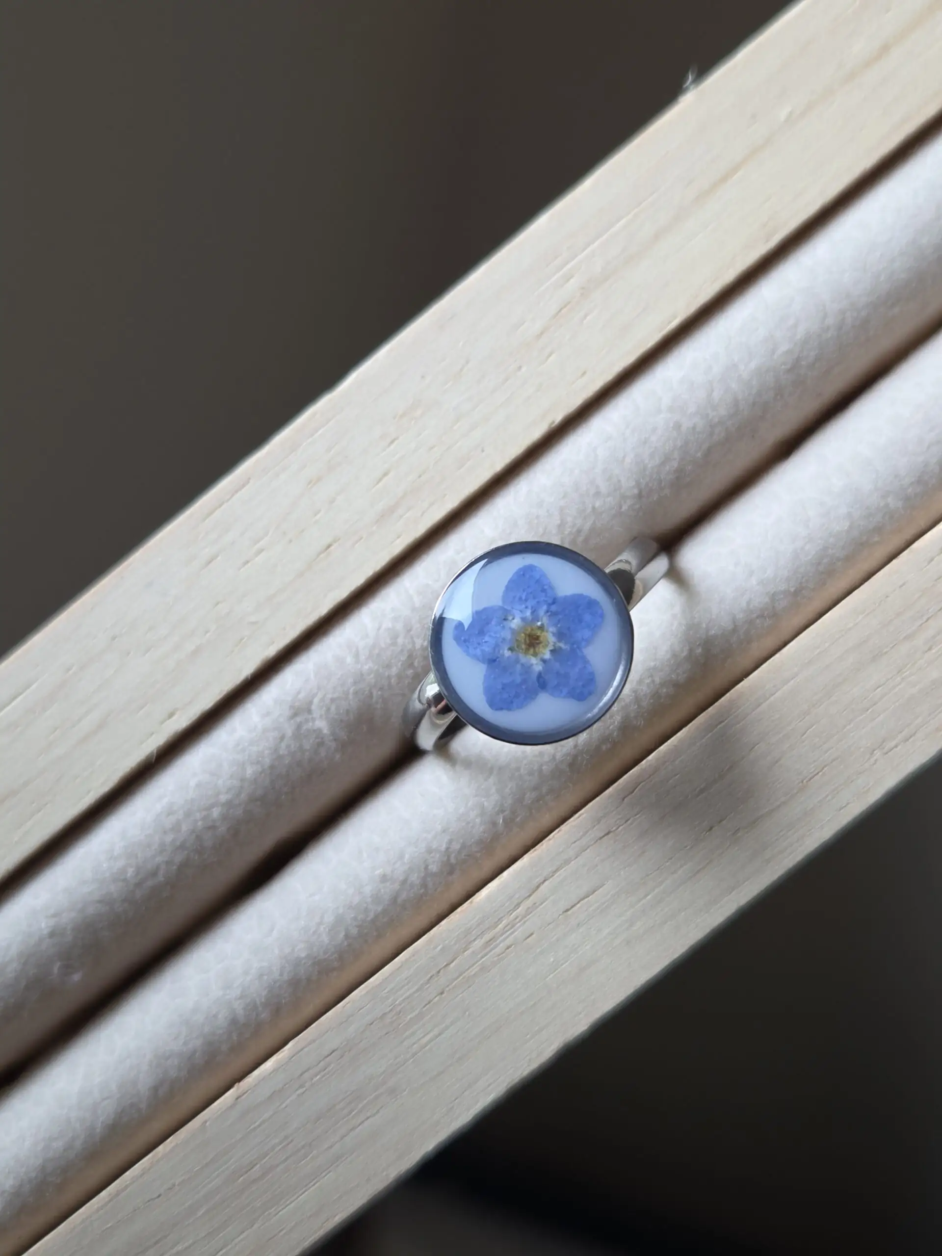 🌼 Bague Cabochon Fleur de Myosotis – Acier Inoxydable Réglable – Image 3