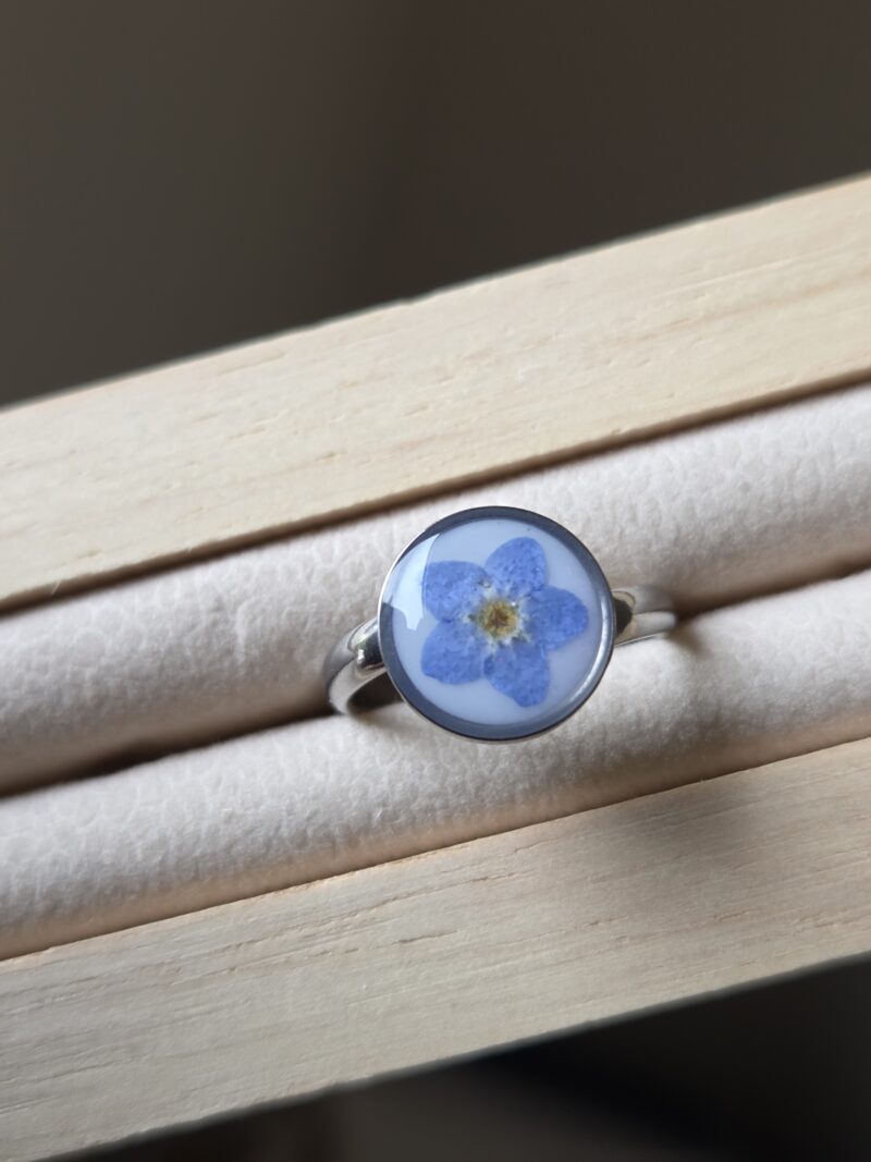 🌼  Bague Cabochon Fleur de Myosotis – Acier Inoxydable Réglable