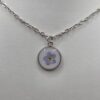 💙🌸 Collier en Acier Inoxydable – Myosotis Séché & Fond Blanc