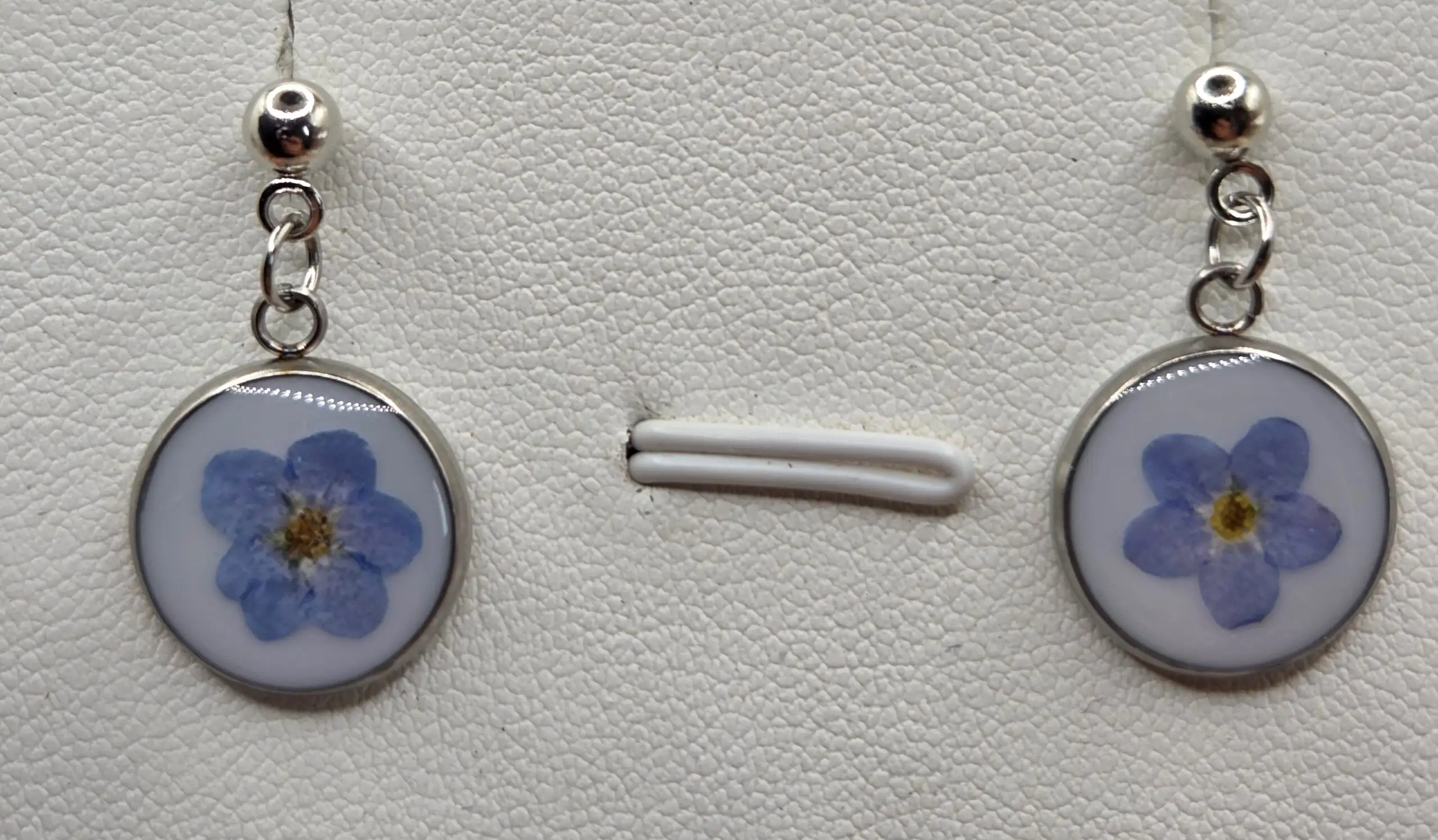 💙🌼 Petites Boucles d’Oreilles Pendantes – Myosotis Séchés & Fond Blanc – Image 2