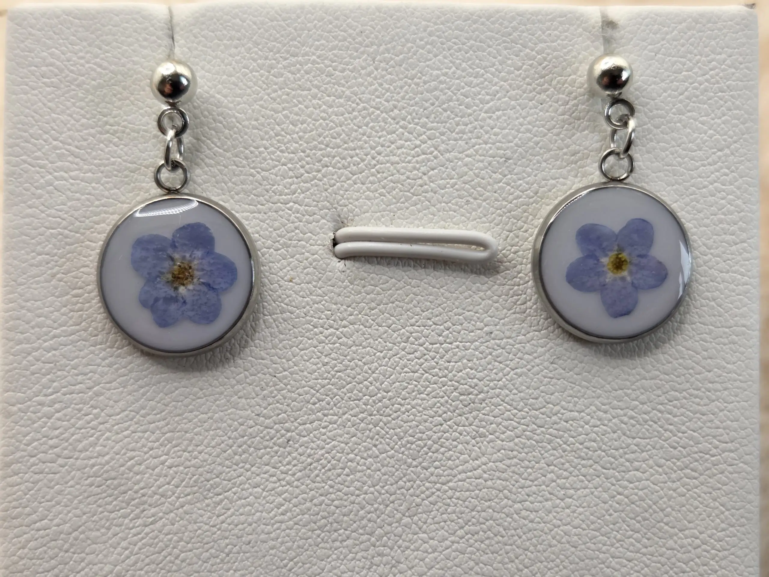 💙🌼 Petites Boucles d’Oreilles Pendantes – Myosotis Séchés & Fond Blanc – Image 3
