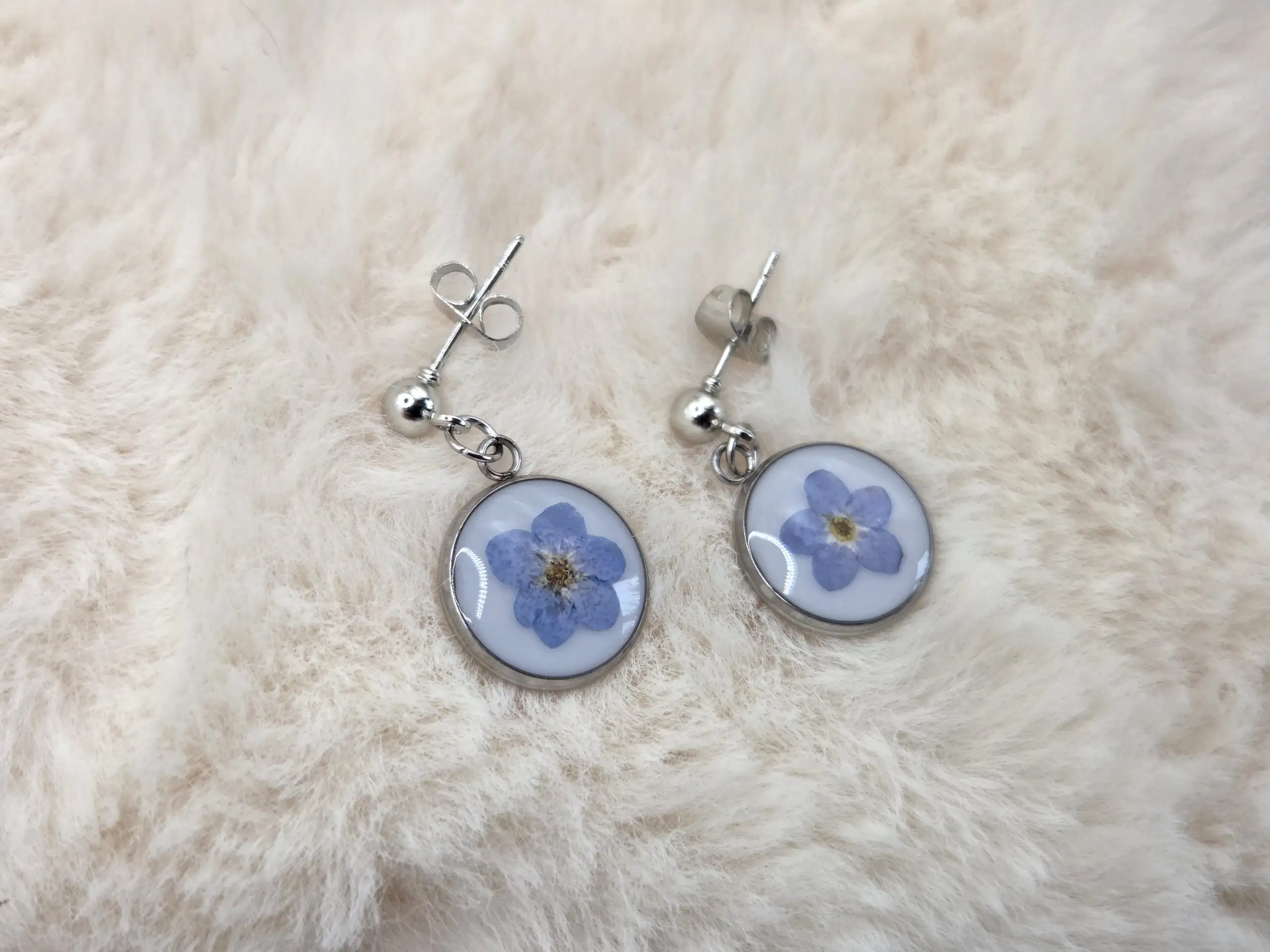 💙🌼 Petites Boucles d’Oreilles Pendantes – Myosotis Séchés & Fond Blanc
