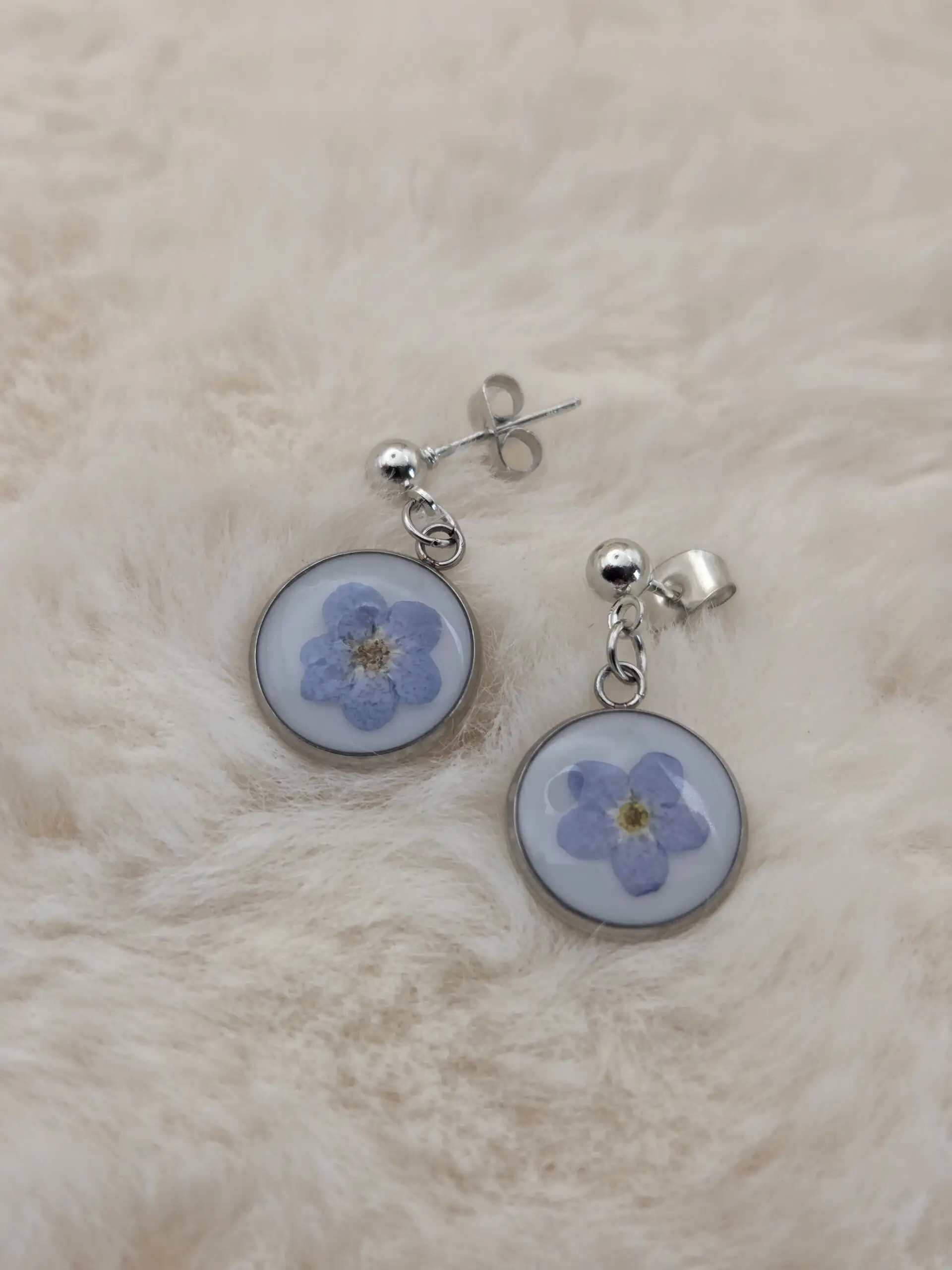 💙🌼 Petites Boucles d’Oreilles Pendantes – Myosotis Séchés & Fond Blanc – Image 4