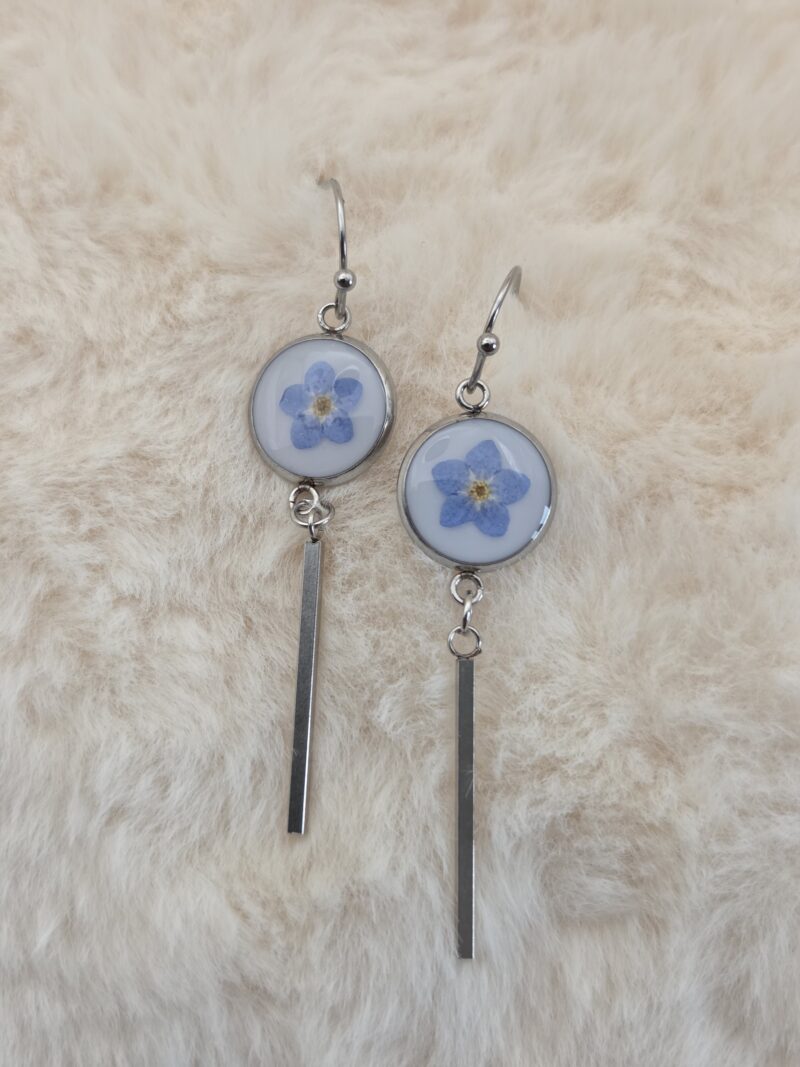 💙 Boucles d'Oreilles Pendantes – Myosotis Séchés & Fond Blanc – Image 2