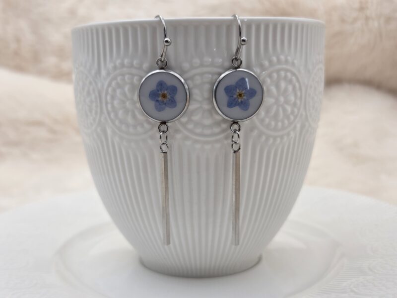 💙 Boucles d'Oreilles Pendantes – Myosotis Séchés & Fond Blanc