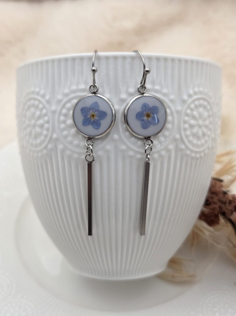 💙 Boucles d'Oreilles Pendantes – Myosotis Séchés & Fond Blanc – Image 3
