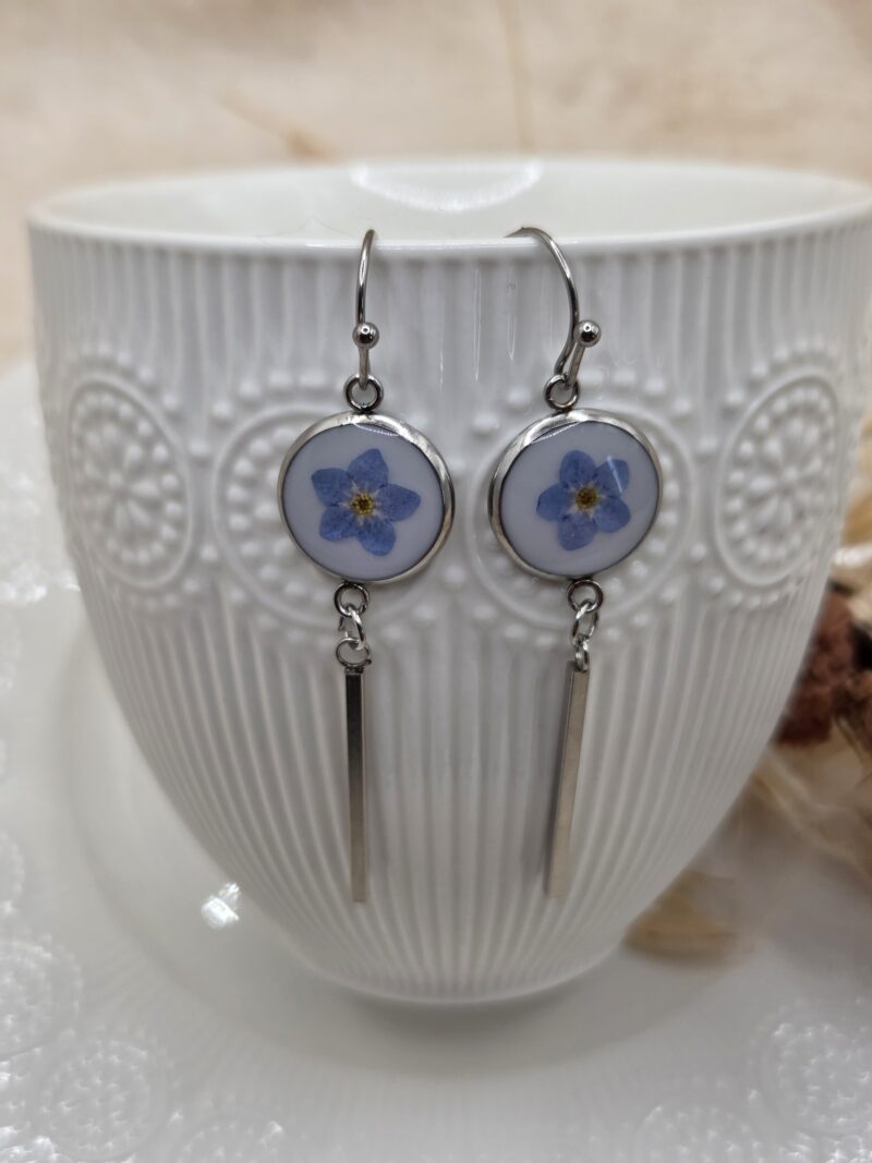 💙 Boucles d'Oreilles Pendantes – Myosotis Séchés & Fond Blanc – Image 6