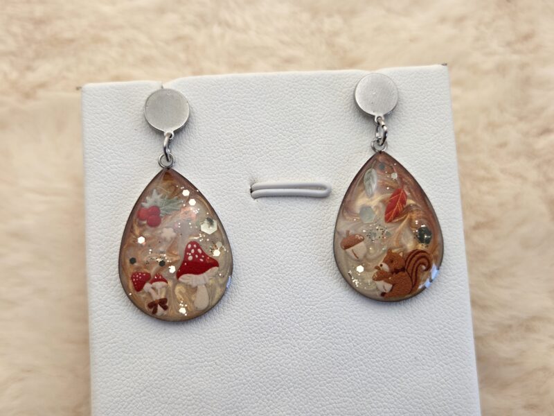 🍂 Boucles d’oreilles Gouttes dépareillées “Écureuil & Champignons” 🐿️🍄✨ – Image 4