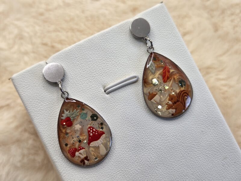 🍂 Boucles d’oreilles Gouttes dépareillées “Écureuil & Champignons” 🐿️🍄✨