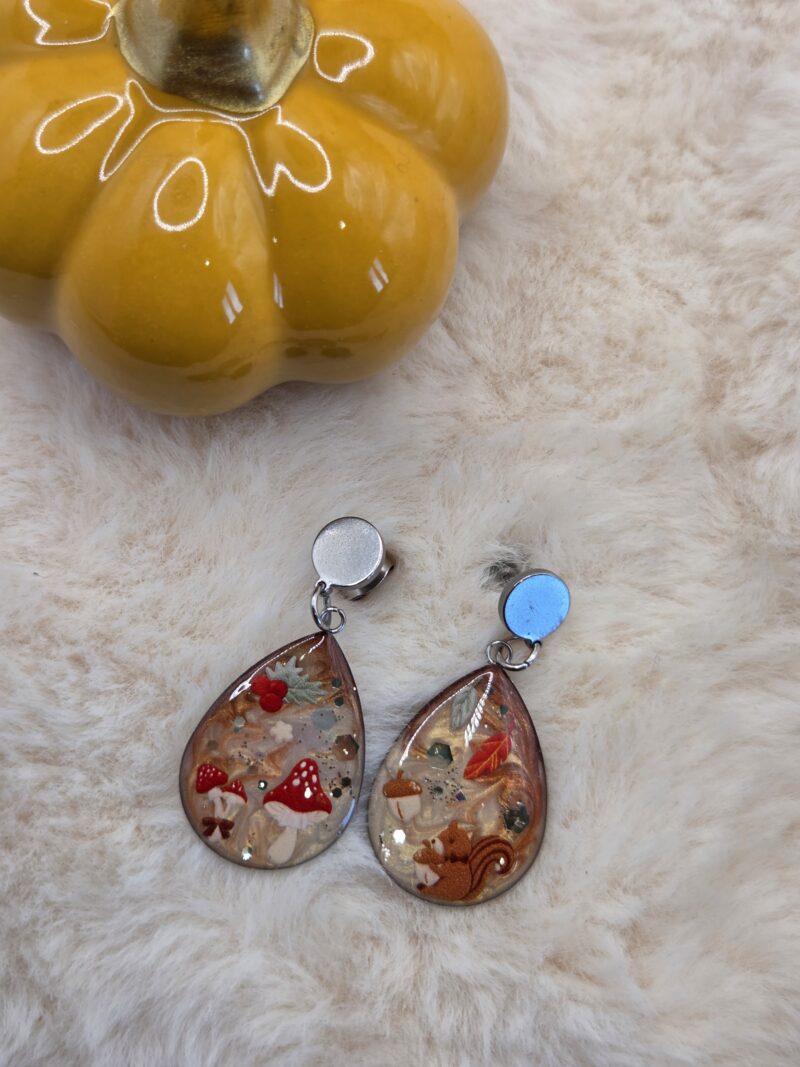 🍂 Boucles d’oreilles Gouttes dépareillées “Écureuil & Champignons” 🐿️🍄✨ – Image 3