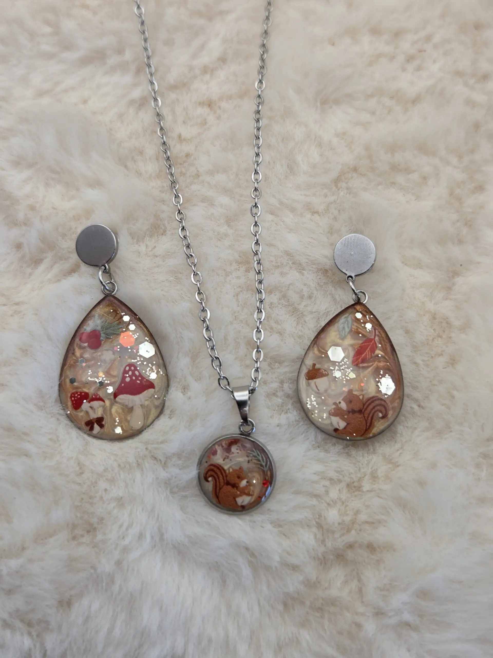🍂 Boucles d’oreilles Gouttes dépareillées “Écureuil & Champignons” 🐿️🍄✨ – Image 2