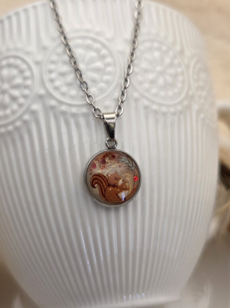 🍁 Pendentif “Écureuil d’Automne” 🐿️✨ – Image 3