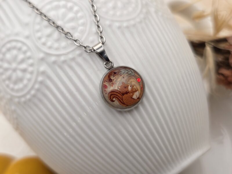 🍁 Pendentif “Écureuil d’Automne” 🐿️✨ – Image 4