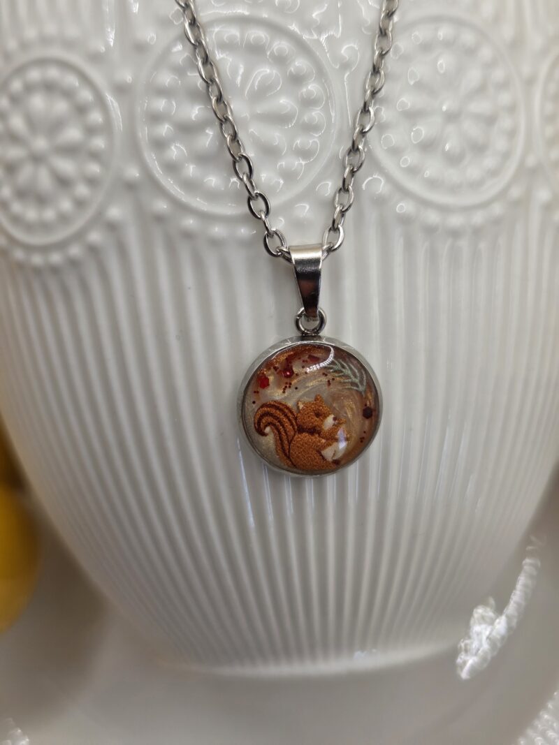 🍁 Pendentif “Écureuil d’Automne” 🐿️✨
