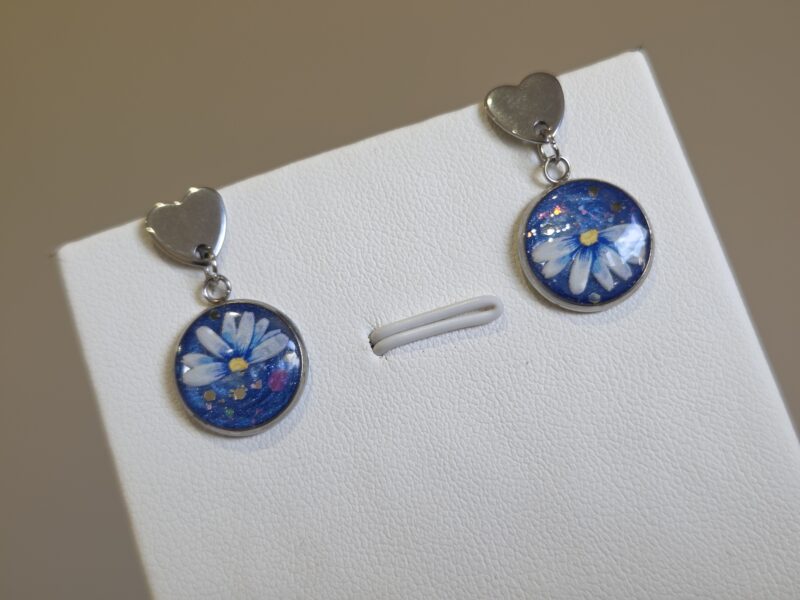 🤍✨ Boucles d’Oreilles Pendantes – Cabochons Fleurs & Paillettes  | Attaches Cœur