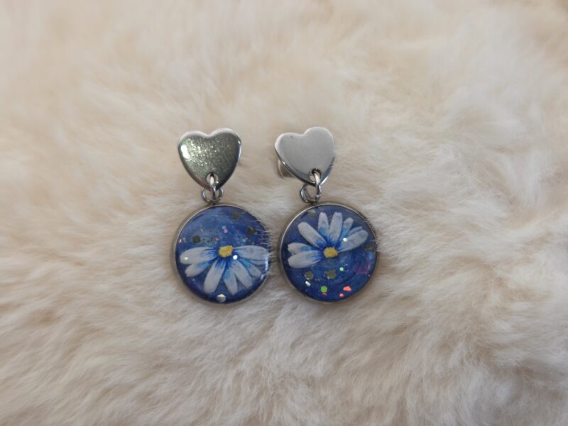 🤍✨ Boucles d’Oreilles Pendantes – Cabochons Fleurs & Paillettes  | Attaches Cœur – Image 2