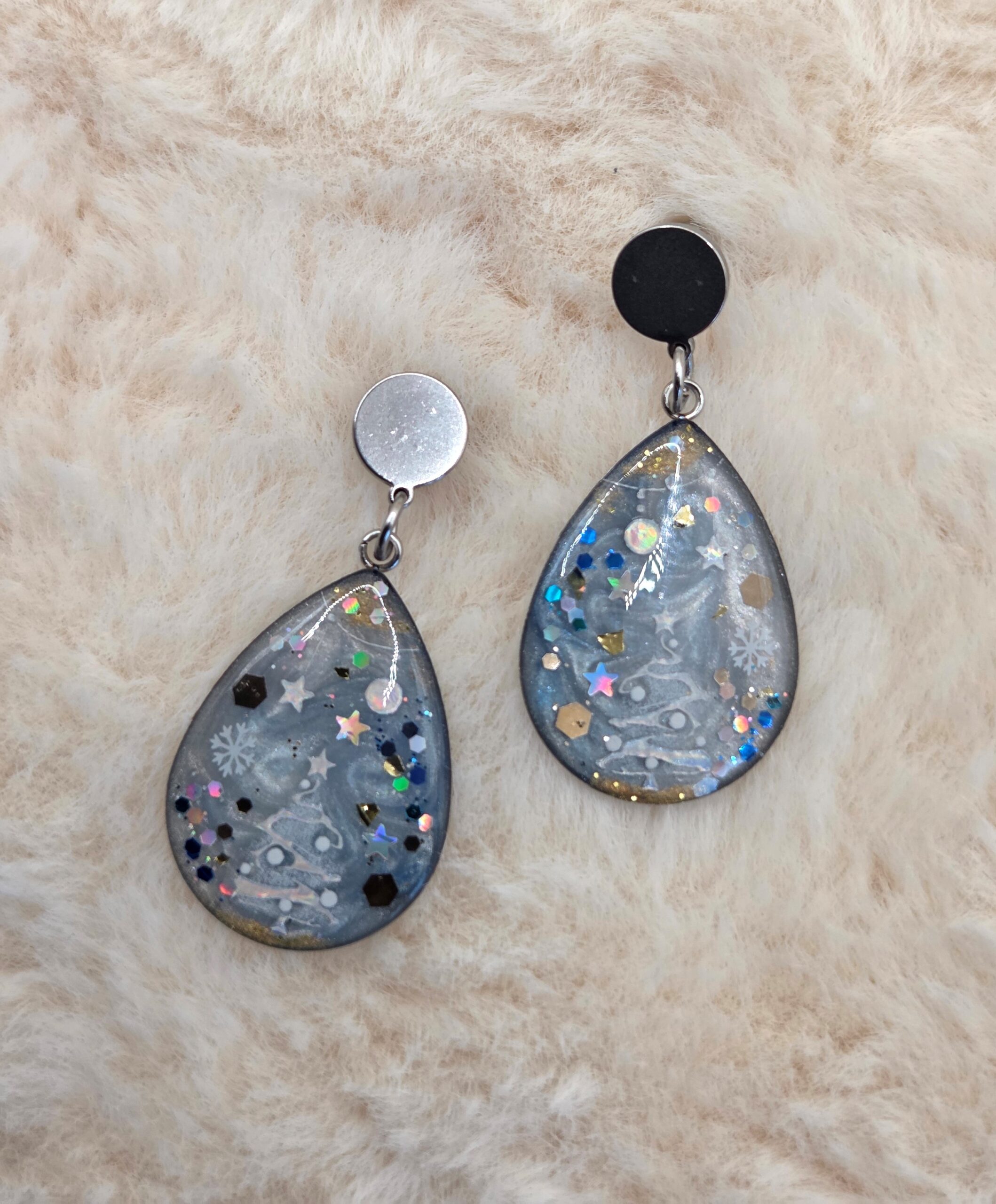 🎄 Boucles d’oreilles pendantes “Sapins Enneigés” ❄️💙 – Image 3