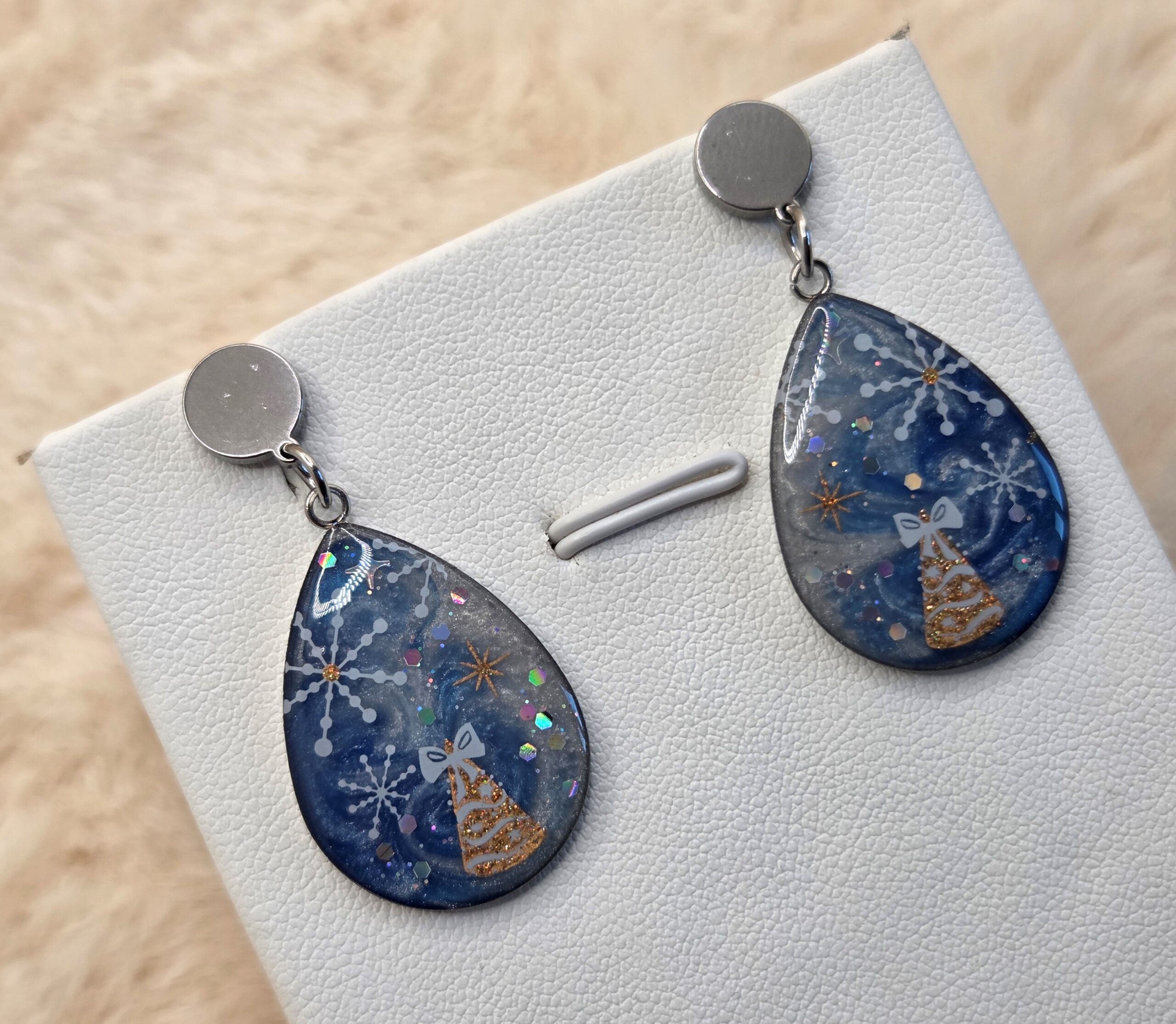 ❄️ Boucles d’oreilles pendantes “Sapin Étoilé” 🎄💙✨