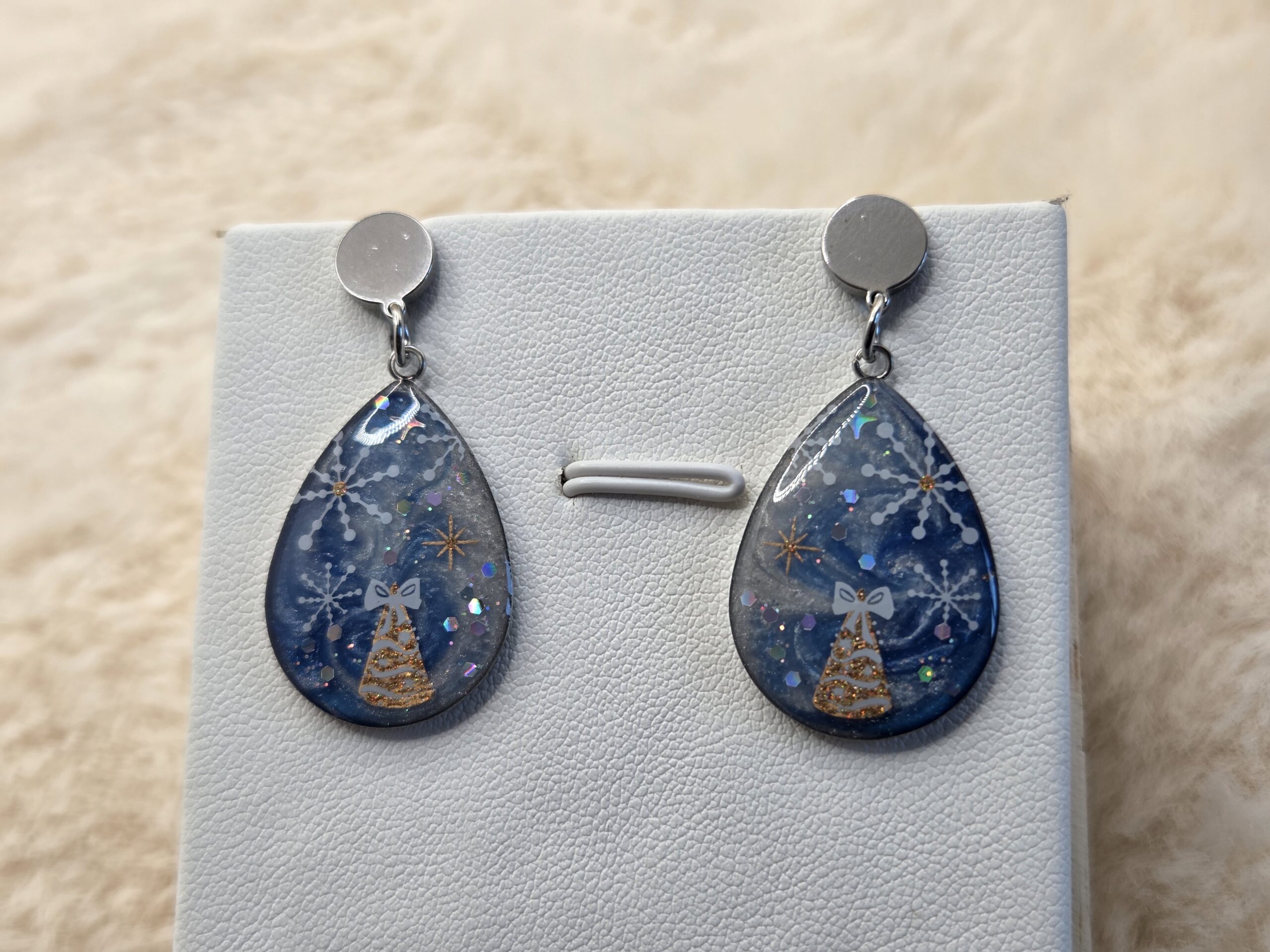 ❄️ Boucles d’oreilles pendantes “Sapin Étoilé” 🎄💙✨ – Image 3