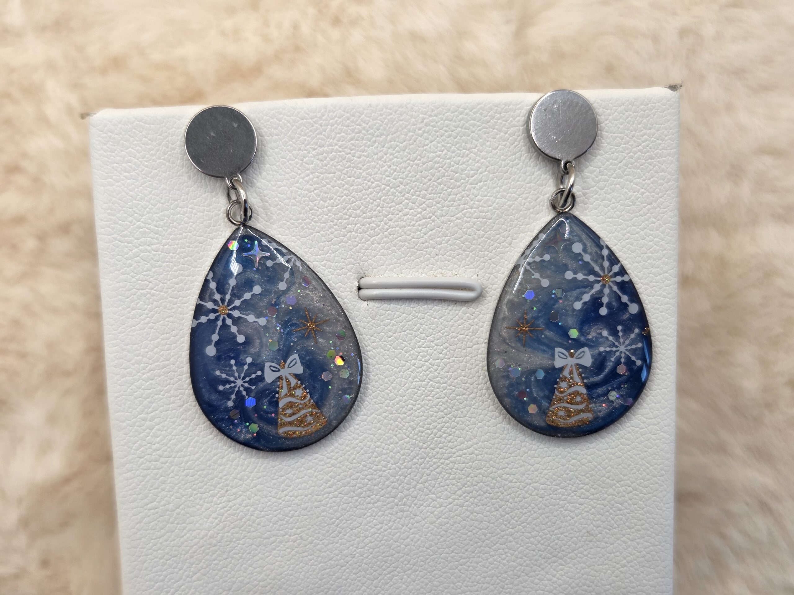 ❄️ Boucles d’oreilles pendantes “Sapin Étoilé” 🎄💙✨ – Image 4