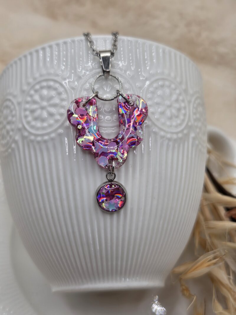 ✨ "Éclat Irisé – Pendentif Articulé en Acier & Résine"