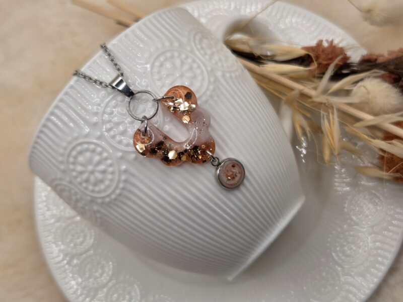 🌟 Pendentif Articulé en Acier - Blanc Nacré et Bronze aux Paillettes Dorées ✨
