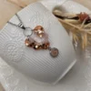 🌟 Pendentif Articulé en Acier - Blanc Nacré et Bronze aux Paillettes Dorées ✨