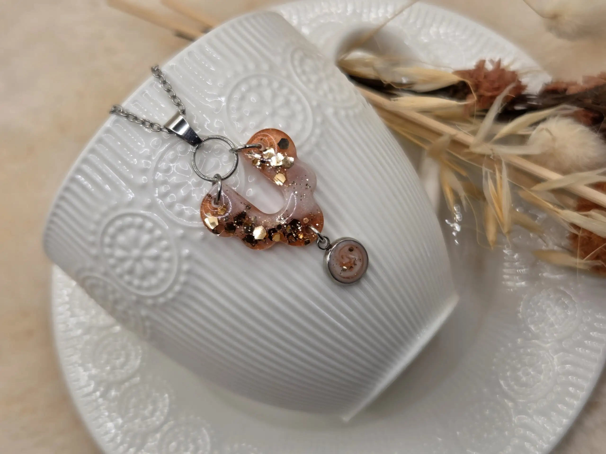 🌟 Pendentif Articulé en Acier - Blanc Nacré et Bronze aux Paillettes Dorées ✨