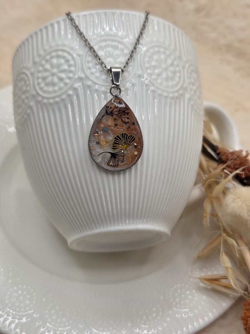 🌿 Pendentif « Ginkgo d’Automne » – Cabochon Goutte – Image 3