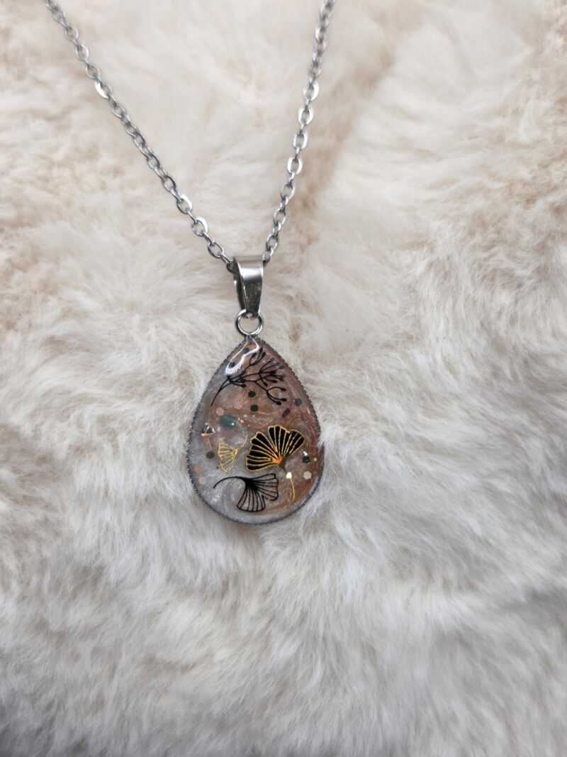 🌿 Pendentif « Ginkgo d’Automne » – Cabochon Goutte – Image 2