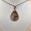 🌿 Pendentif « Ginkgo d’Automne » – Cabochon Goutte