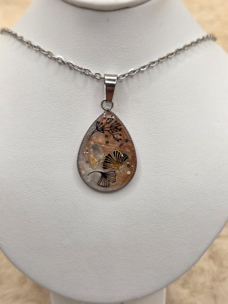 🌿 Pendentif « Ginkgo d’Automne » – Cabochon Goutte