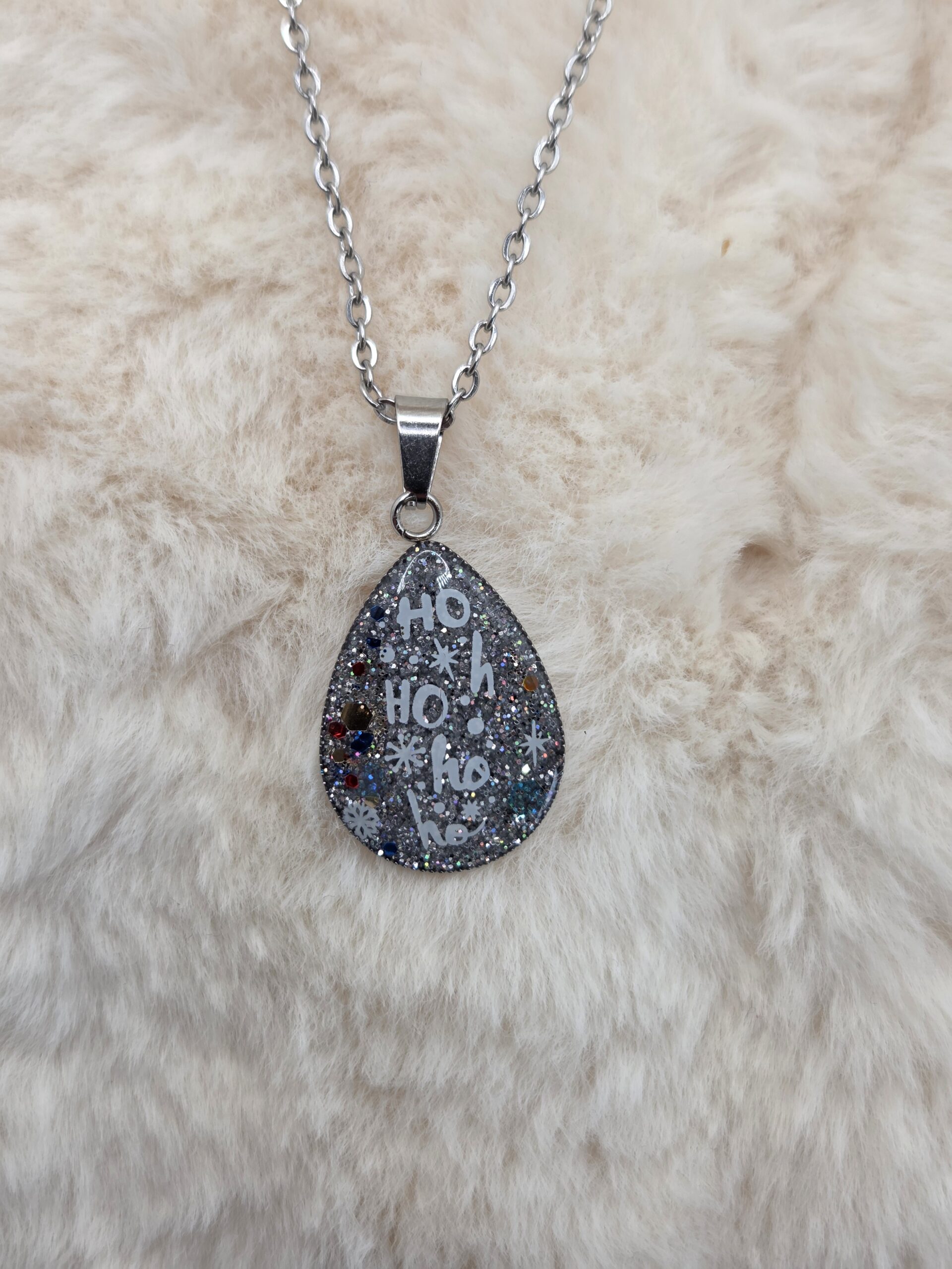 🎅✨ Pendentif Cabochon "Ho Ho Ho" – Goutte Scintillante en Acier Inoxydable 🎄 – Image 3