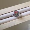L’Incontournable Nœud Rouge – Bague Hivernale Scintillante
