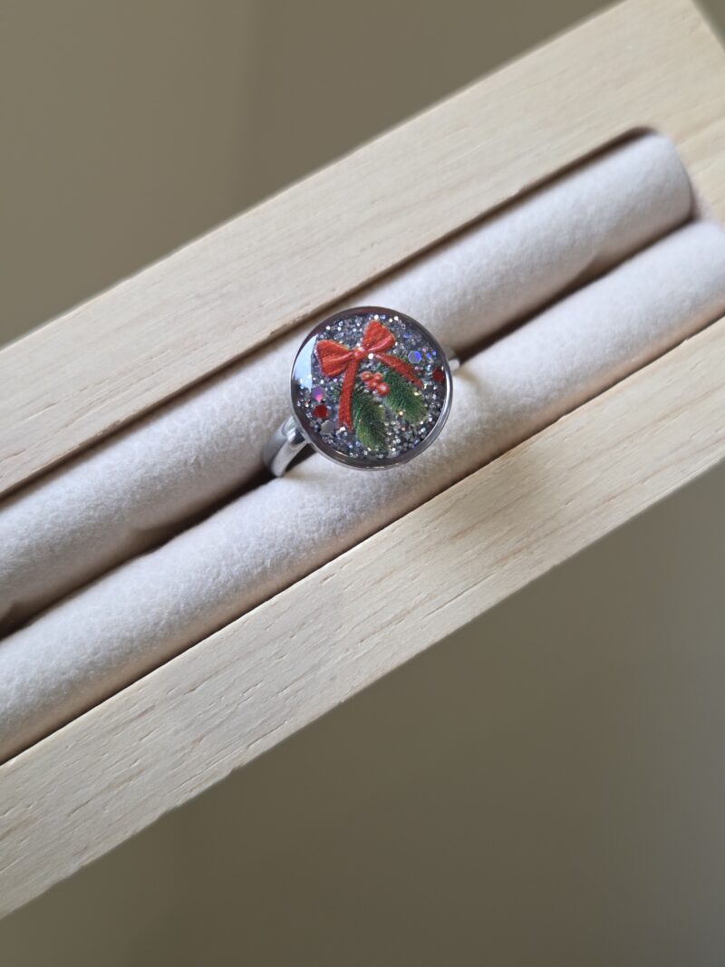 L’Incontournable Nœud Rouge – Bague Hivernale Scintillante – Image 3
