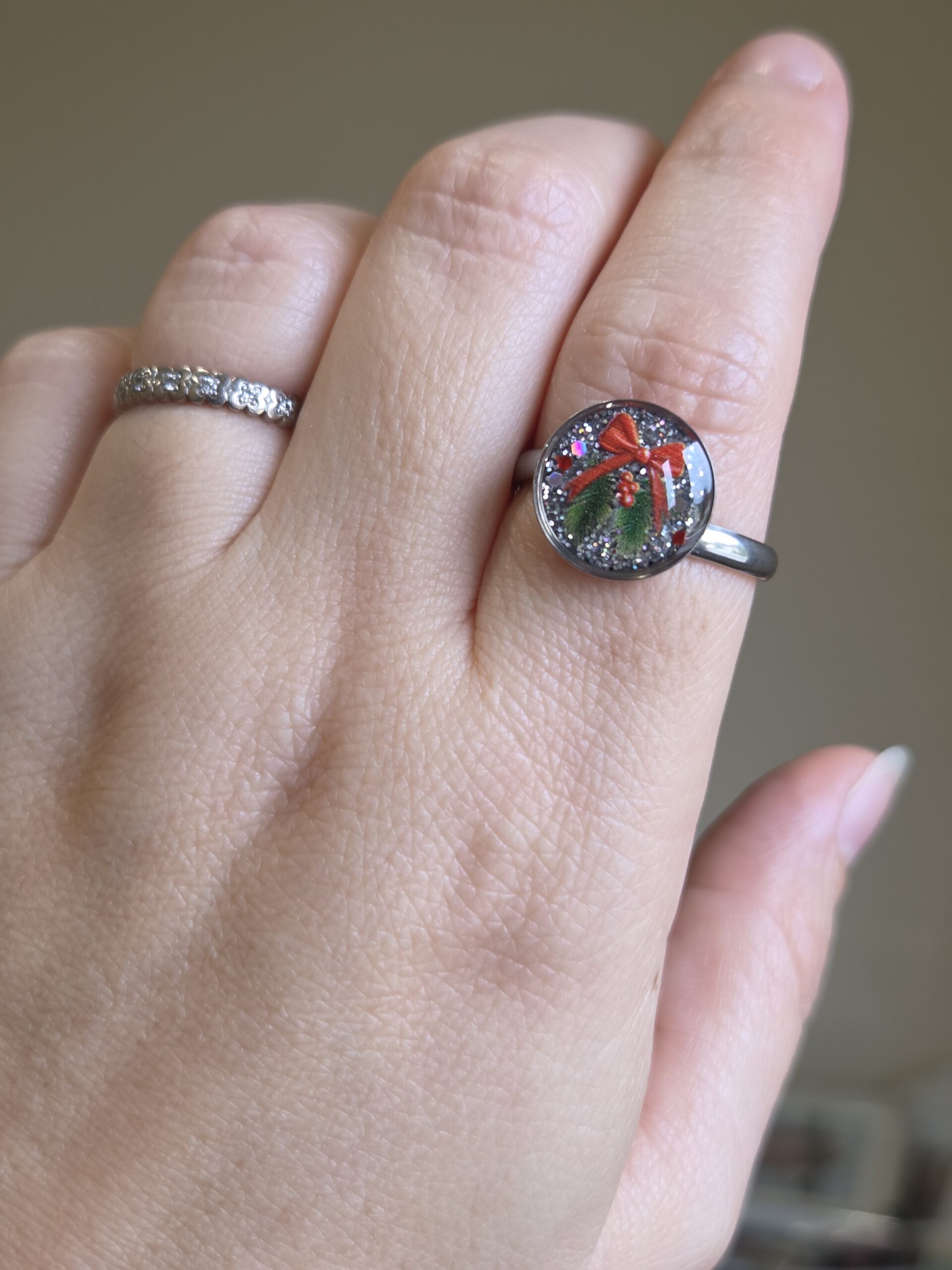 L’Incontournable Nœud Rouge – Bague Hivernale Scintillante – Image 2