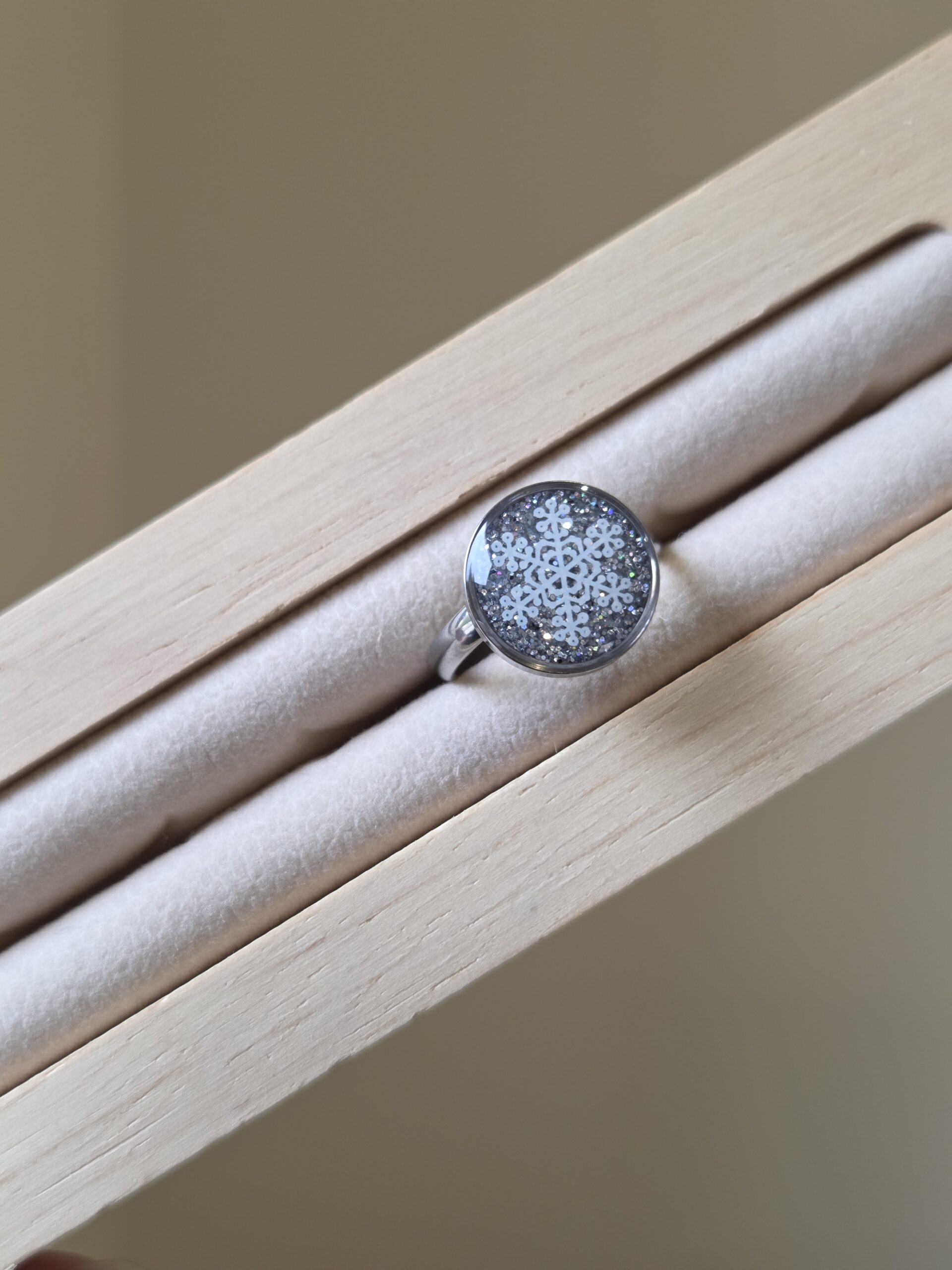 ❄️✨ Bague Cabochon Flocon d’Hiver – Acier Inoxydable Réglable 💍 – Image 3
