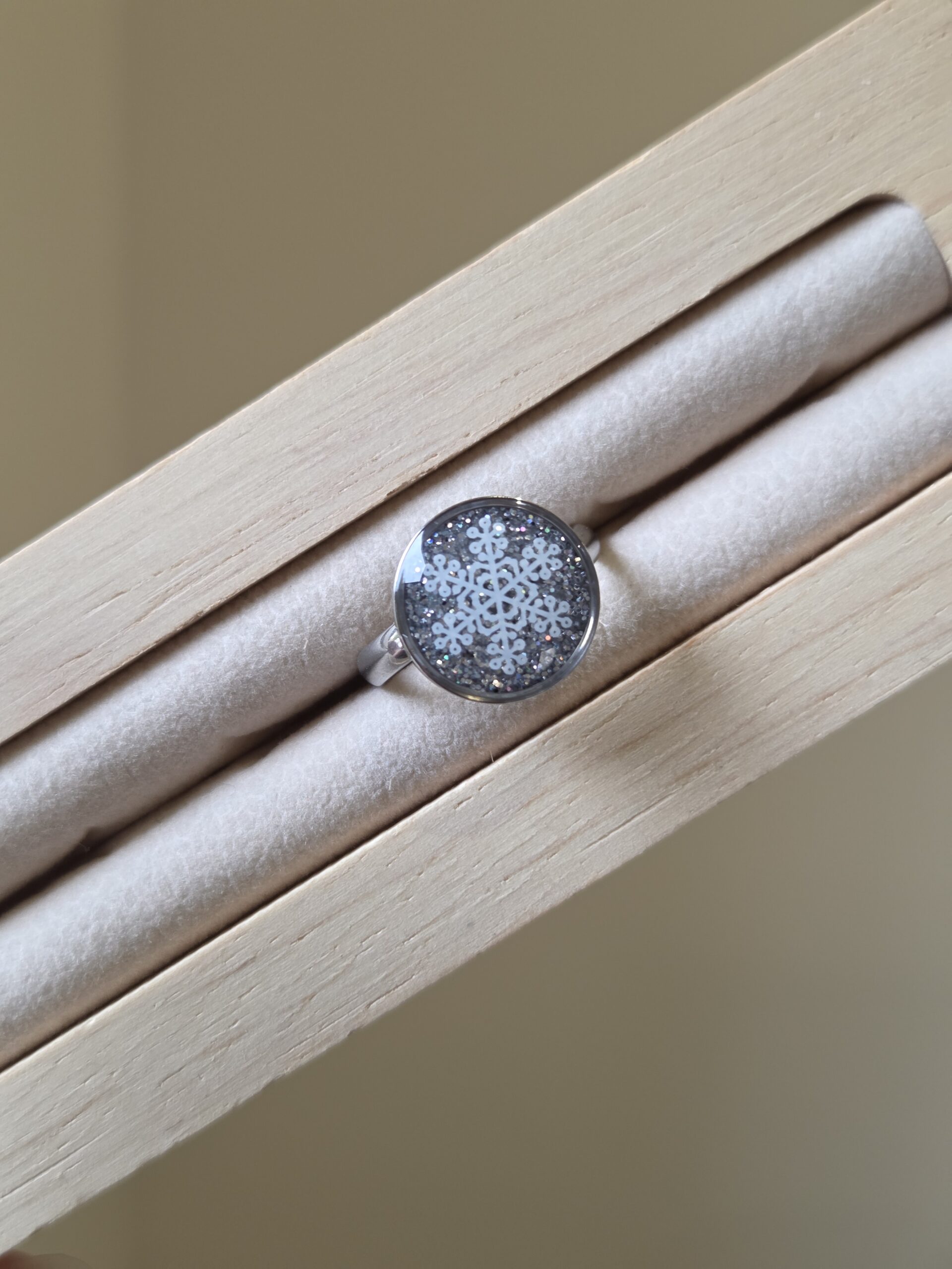 ❄️✨ Bague Cabochon Flocon d’Hiver – Acier Inoxydable Réglable 💍 – Image 2