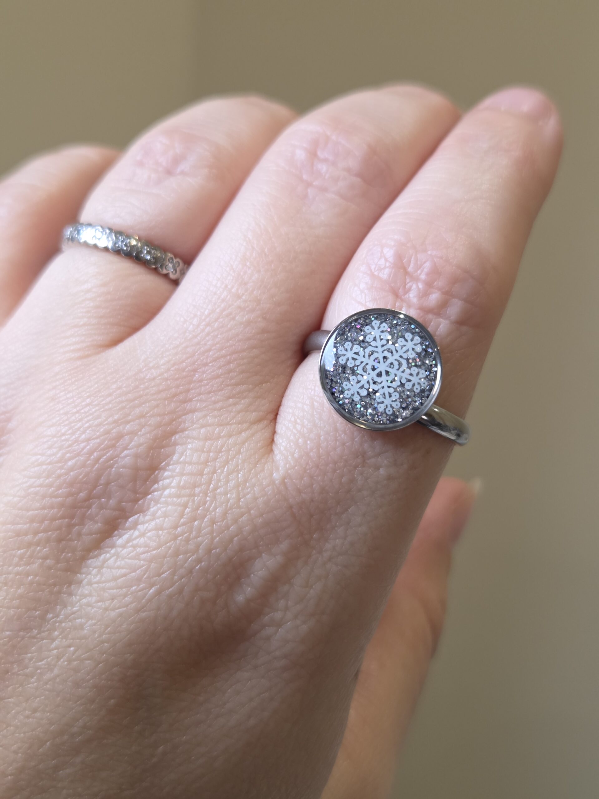 ❄️✨ Bague Cabochon Flocon d’Hiver – Acier Inoxydable Réglable 💍